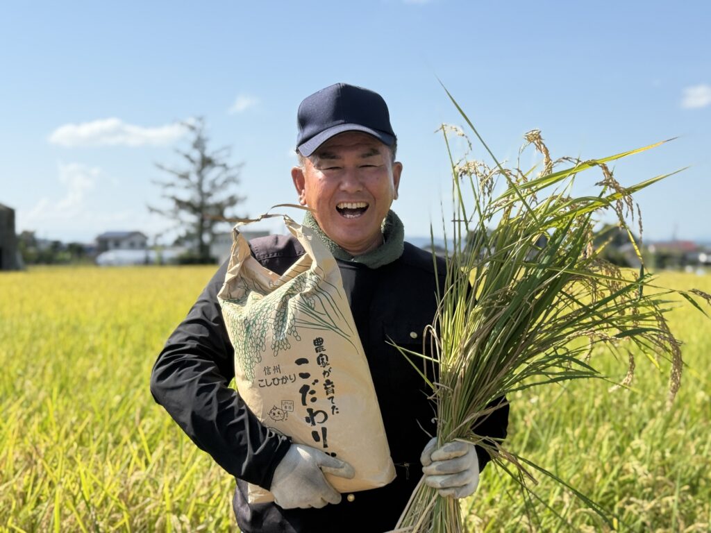 しげちゃん米の収穫を喜ぶ社長