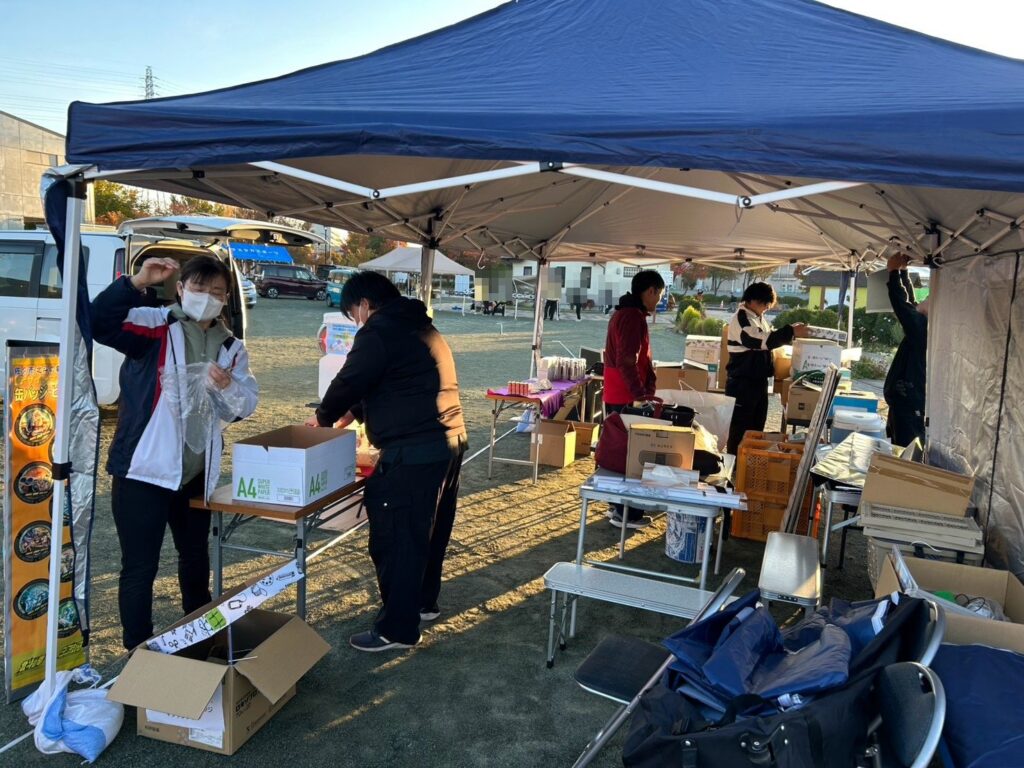 佐久平ハーフマラソン2026 テントの下で、商品を並べる準備を進めました